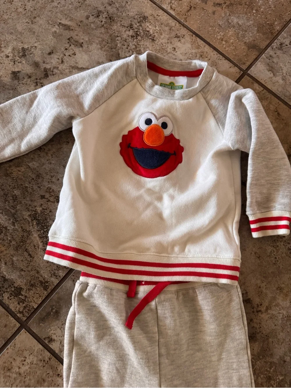 Sesame Street Elmo Sweatshirt & Jogger Set Size 18 Months Unisex